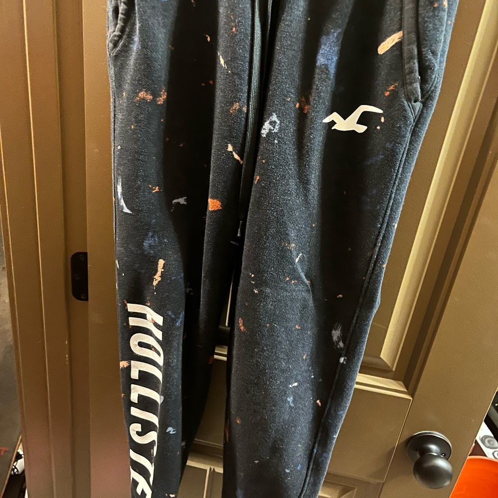10%OFFBlack Hollister pants w/ paint splatter design10%OFF w 3+items bundle deal